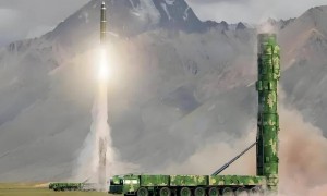 中国用火箭炮“换回”白俄一顶尖技术，让东风导弹如虎添翼