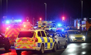 英国火车持刀袭击事件致9人生命垂危，反恐部门介入，多架直升机救援